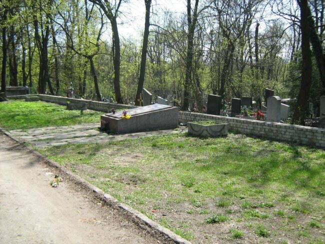 Братское захоронение на кладбище города Львов